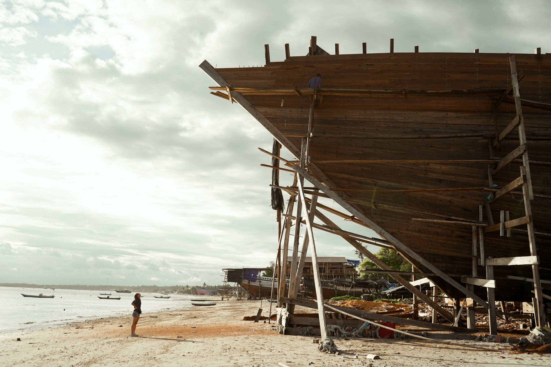 Shipwrights at work on Waow 2's hull during construction.