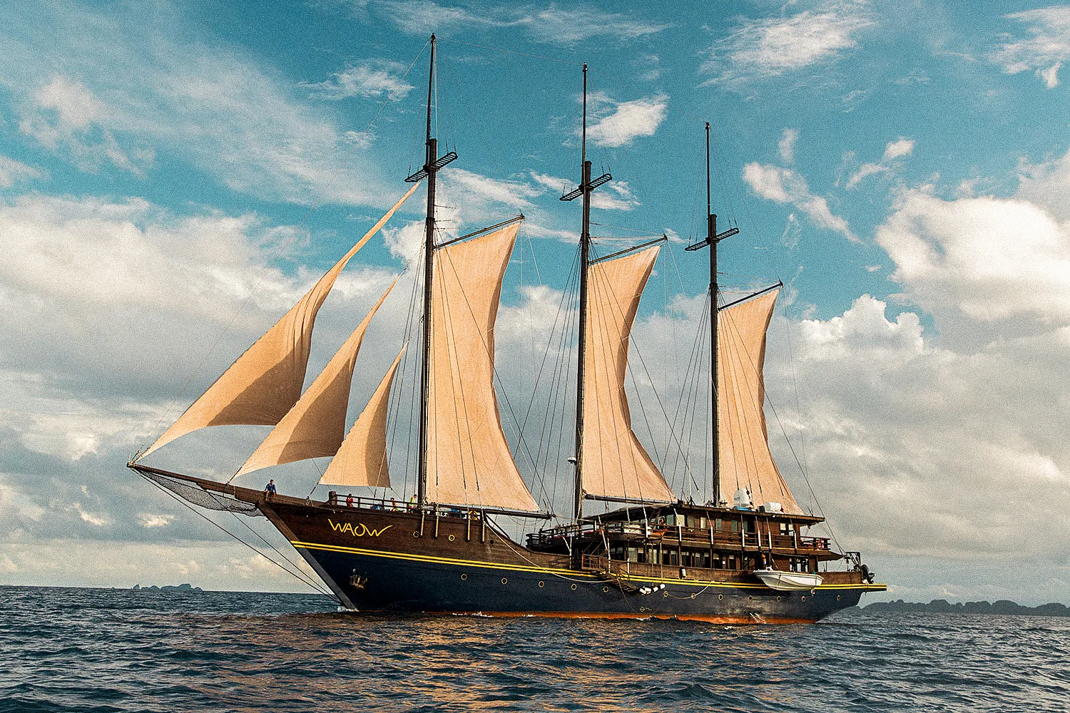 Waow 2 under full sail.