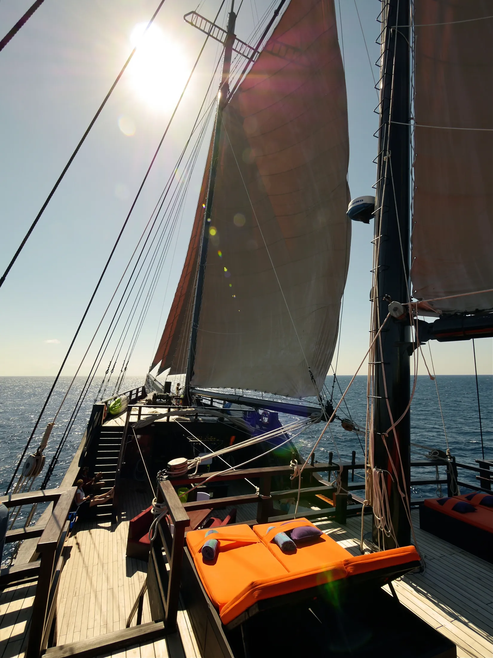 Guests dining on Waow 2's deck under sail.