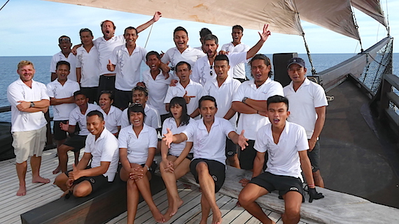 Besatzung an Bord WAOW liveaboard für Tauchsafari - segelt und kreuzt in Indonesien Halmahera Bitung Lembeh Manado Ambon Raja Amat Sangihe