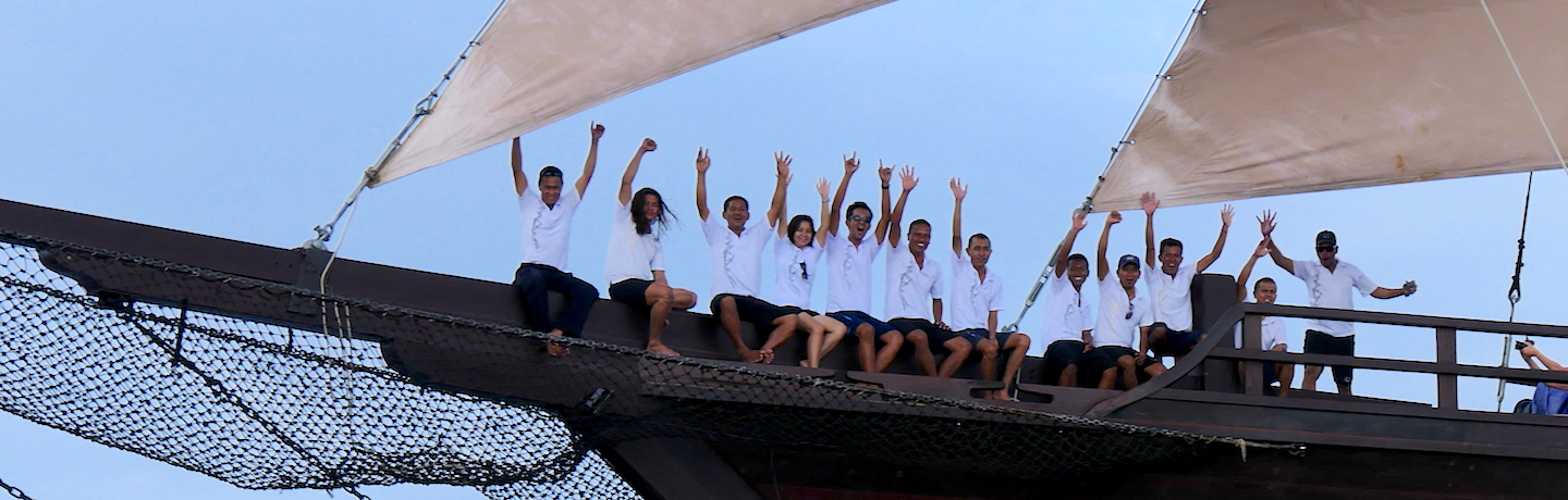 crew sur beaupré du MSY WAOW, liveaboard en croisières plongée navigant en Indonésie Komodo Raja Ampat Manado