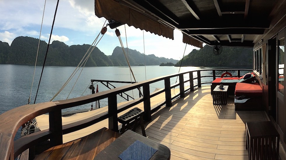 MASTER cabin lounge aboard liveaboard MSY WAOW sailing for scuba diving in Indonesia