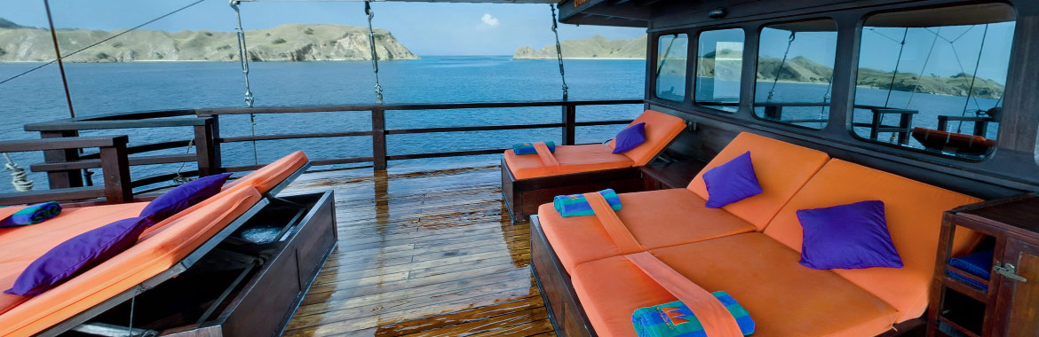 Le WAOW, Phinisi bateau de croisière plongée, navigue en Indonésie de Komodo à Raja Ampat, Papouasie. Lounge & Sun deck