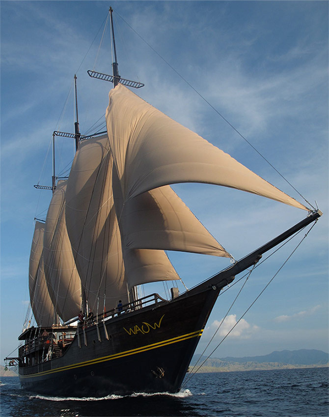 Le Phinisi et voilier MSY WAOW, bateau de croisière plongée luxe, navigue en Indonésie vers des destinations mythiques et lointaines