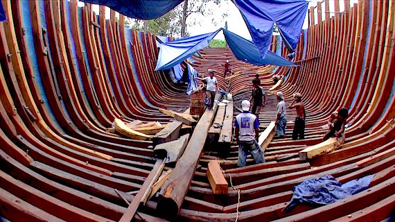 segeln, kreuzen und tauchen in Indonesien mit dem liveaboard Phinisi MSY WAOW im Tschungel Borneo s gebaut 