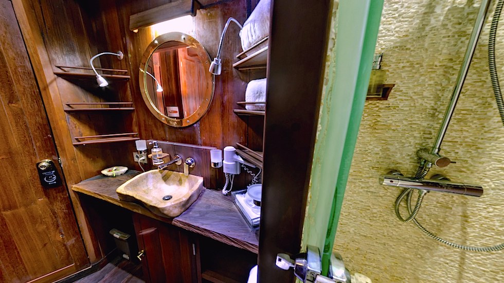 Badezimmer und Dusche an Bord des Luxus liveaboard Tauchschiffes MSY WAOW für ein einmaliges Erlebnis in Sache segeln, kreuzen und tauchen in Indonesien