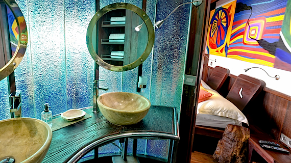 MASTER cabin bathroom aboard liveaboard MSY WAOW sailing for scuba diving in Indonesia