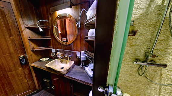 Le WAOW, bateau de croisière plongée luxe, navigue en Indonésie de Raja Ampat à Komodo. Salle de bain, salle d'eau, douche en Cabine DELUXE