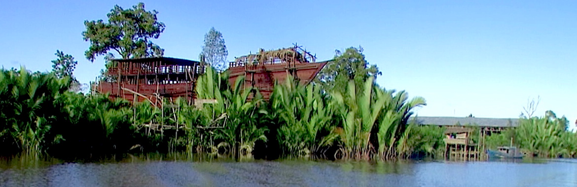Making off - building WAOW Liveaboard for diving cruises in Indonesia, in the jungle of Kalimantan Borneo 