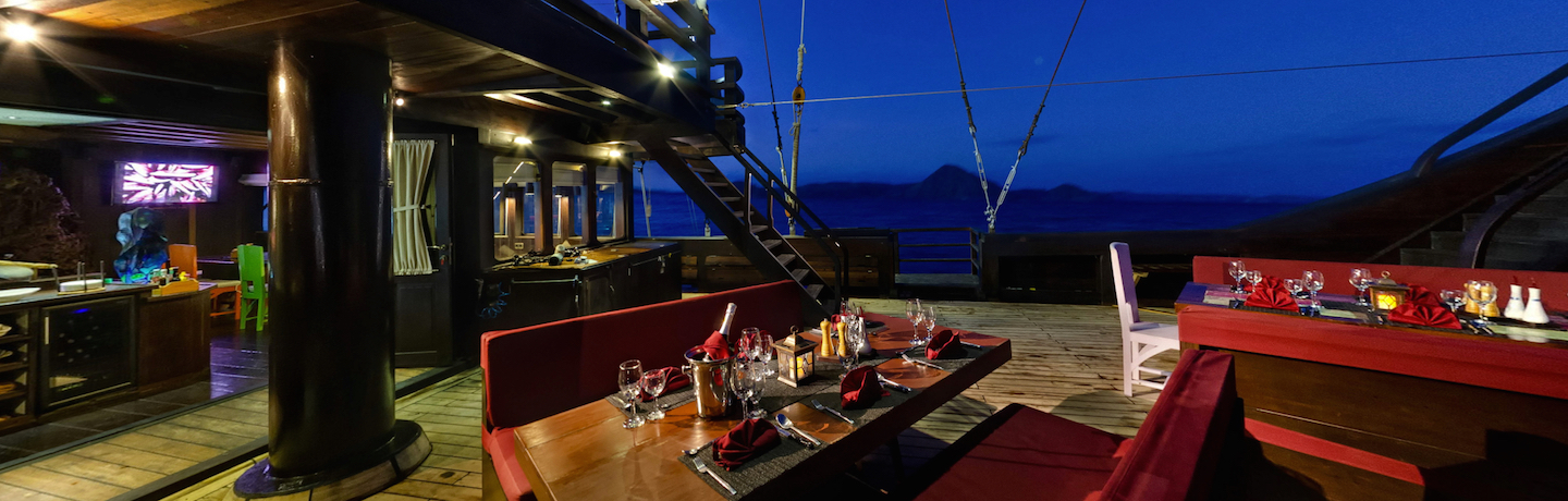 Le WAOW, Phinisi bateau de croisière plongée, navigue en Indonésie à  KOMODO, Raja Ampat, Papouasie, Moluques, mer de Seram, Halmahera, Manado, Lembeh Strait et Alor