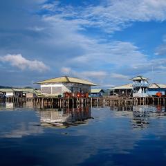 mit dem Pinisi Tauchschiff und Segelboot MSY WAOW in RajaAmpat, Penemu, Dampier Strait, Misool Lagunen, Tomolo Grotte