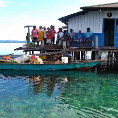mit dem Pinisi Tauchschiff und Segelboot MSY WAOW in RajaAmpat Penemu Dampier Strait, Einheimische in einem Perlen Dorf 