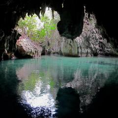 Phinisi Pinisi bateau de plongée et voilier WAOW à Misool en Indonésie grottes de Tomolo
