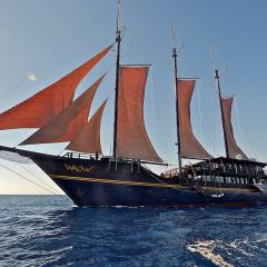 Pinisi WAOW, Phinisi bateau de plongée et voilier WAOW navigue sous voile, Misool, Wajag, Wayag, en Indonésie sailing