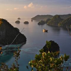 Phinisi Pinisi MSY WAOW sailing to Wayag Wajag Waigeo Indonesia