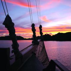 mit dem Pinisi Tauchschiff und Segelboot MSY WAOW in RajaAmpat Penemu Dampier Strait Sonnenuntergang in Raja Ampat